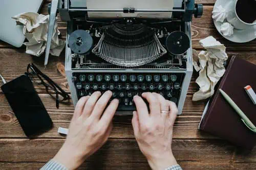 Biografisches Schreiben: Frau tippt an der Schreibmaschine