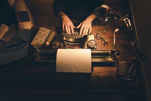 Große Romanwerkstatt - Frau schreibt auf Schreibmaschine