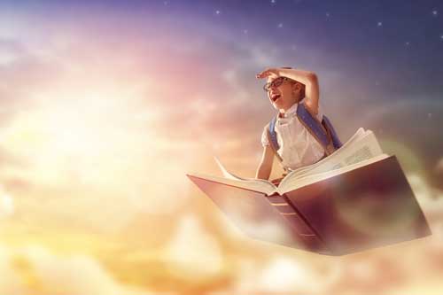 Kinder- und Jugendliteratur: Junge sitzt auf fliegendem Buch