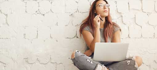 Kreatives Schreiben für Fortgeschrittene: Frau sitzt vor ihrem Laptop