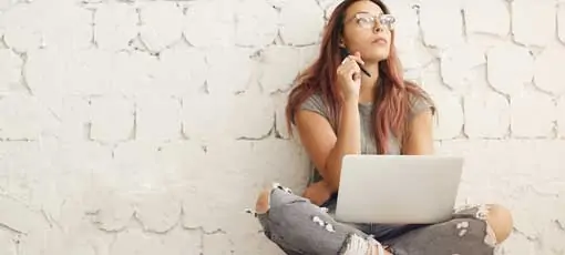 Kreatives Schreiben für Fortgeschrittene: Frau sitzt vor ihrem Laptop