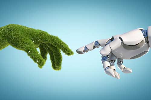 Abstraktes Natur- und Technologiekonzept, Roboterhand und natürliche Hand, die von Gras bedeckt sind, die sich gegenseitig erreichen