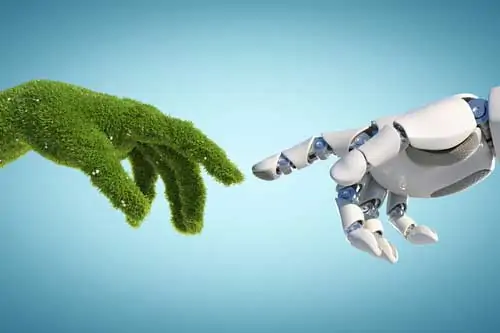 Abstraktes Natur- und Technologiekonzept, Roboterhand und natürliche Hand, die von Gras bedeckt sind, die sich gegenseitig erreichen