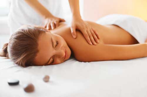 Fernlehrgang Entspannungsmassage - Weibliche, entspannende Rückenmassage im Wellnessbereich Kosmetologie. Körperpflege, Hautpflege, Wellness, Wohlbefinden, Beauty-Therapie-Konzept.