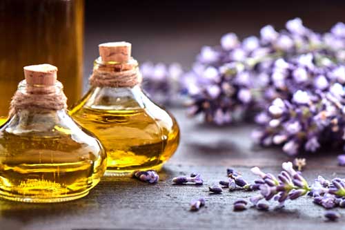 Fernlehrgang zum Heilpraktiker - Aromagläser und Lavendel