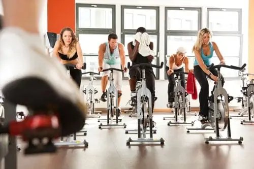 Ausbildung Indoor Cycling - Sportlerinnen beim Training