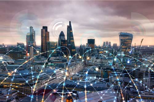 Digital Transformation - Londoner City at Sunset mit Kommunikationssymbole und Netzwerklinien