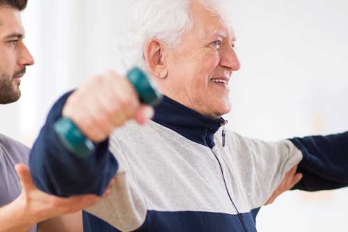Fernstudium: Personal Trainer und Fitness 65+ (Seniorentrainer) - Hochrangiger Mann, der nach Herzinfarkt trainiert und sich erholt