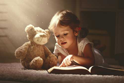 Kinder- und Jugendbuchautor - Kind ließt ein Kinderbuch mit Ihrem Teddy