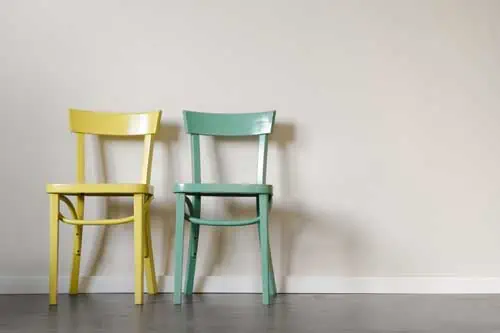 Die Ausbildung zum Paarberater - Ein gelber und ein grüner Stuhl stehen nebeneinander