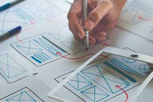 UX Designer kreative Sketch Planung Anwendung Prozess Entwicklung Prototyp Wireframe für Web-Handy. Benutzererlebniskonzept.