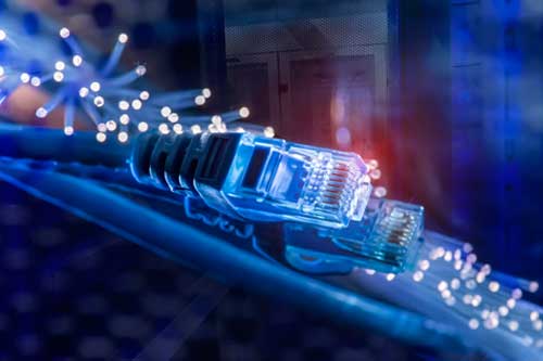 Netzwerktechniker LAN - Netzwerkkabel auf faseroptischem Hintergrund