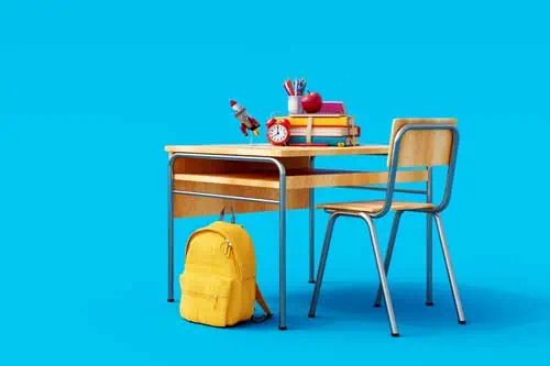 Erziehung und Lernen | Schultisch mit Schulzubehör und gelbem Rucksack auf blauem Hintergrund 3D-Rendering, 3D-Illustration