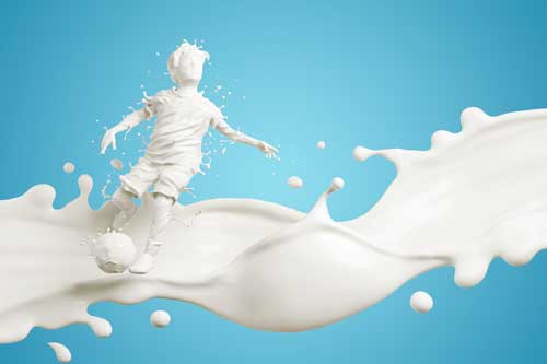 Ernährungs- und Bewegungspädagogen für Kinder | Splash der Milch in Form von Boys Körper spielen Fußball