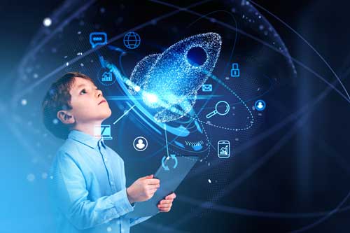 Fachkraft Medienpädagogik | Kind, das digitale Tablette benutzt, blauer Hut mit Raketenstart und verschiedenen Symbolen, sozialen Medien und Netzwerkverbindung. Konzept der künftigen Möglichkeiten und der Bildung