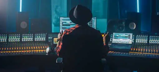 Produzent, Audio Engineer verwendet Control Desk für die Aufnahme von neuen Albumspuren in Music Record Studio