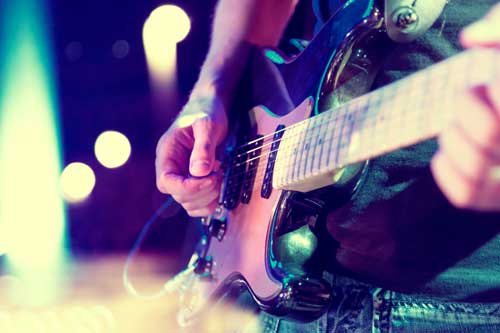 Musik-aktiv Rock & Pop | Abstrakter musikalischer Hintergrund.Gitarre spielen und Konzertkonzept.Live-Musik-Hintergrund.