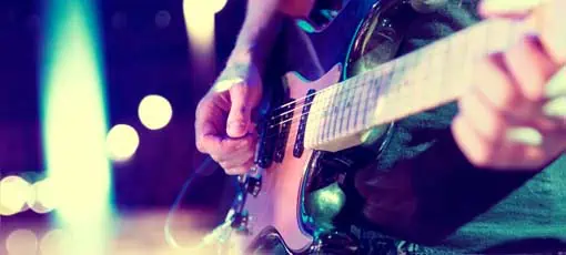 Musik-aktiv Rock & Pop | Abstrakter musikalischer Hintergrund.Gitarre spielen und Konzertkonzept.Live-Musik-Hintergrund.