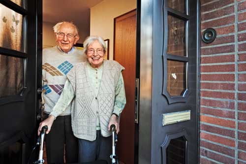 Betreuung in der häuslichen Umgebung | älteres Paar Öffnen der Vordertür