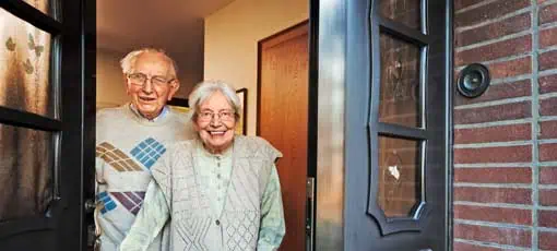 Betreuung in der häuslichen Umgebung |  älteres Paar Öffnen der Vordertür