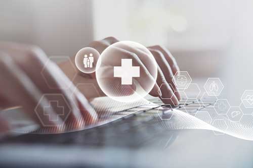 Pflege Blog | Krankenversicherung, Telemedizin, virtuelles Krankenhaus, Familienmedizin Konzept. Arzt mit Laptop-Computer mit Symbolen für die Gesundheitsversorgung, medizinischer Hintergrund.
