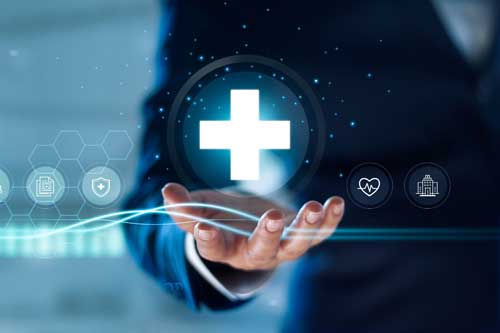 Pflegemanagement (B.A.) | Geschäftsleute halten Symbole für virtuelle medizinische Netzverbindungen.