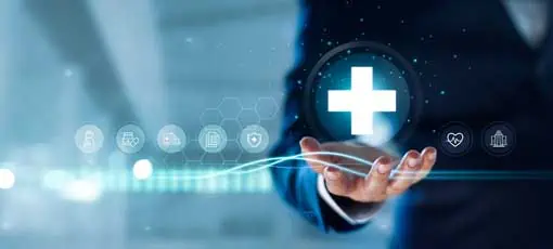 Pflegemanagement (B.A.) | Geschäftsleute halten Symbole für virtuelle medizinische Netzverbindungen. 