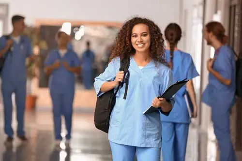 Pflegepädagogik (B.A.) | afroamerikanische Studentin im Korridor der medizinischen Universität