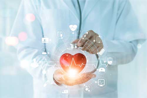 Pflegewissenschaftliche Grundlagen | Kardiologe Doktor mit Stethoskop, der Herzform und medizinische Ikone-Netzwerk-Verbindung auf der modernen virtuellen Bildschirm-Schnittstelle auf Krankenhaushintergrund