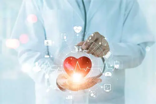Pflegewissenschaftliche Grundlagen | Kardiologe Doktor mit Stethoskop, der Herzform und medizinische Ikone-Netzwerk-Verbindung auf der modernen virtuellen Bildschirm-Schnittstelle auf Krankenhaushintergrund