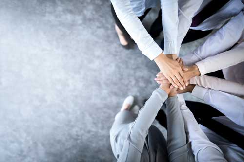 Teamleitung in der ambulanten Pflege | Nahaufnahme von Top-Positionen junger Geschäftsleute, die ihre Hände zusammenlegen. Handstapel. Konzept der Einheit und Teamarbeit.